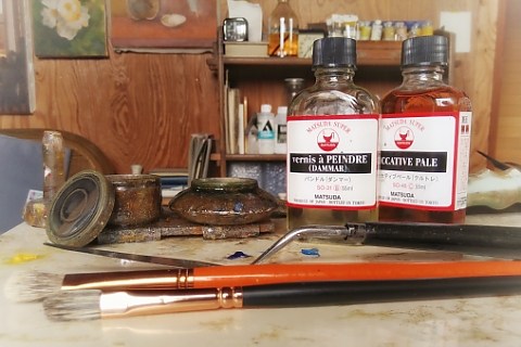 油彩画で使用する画材　筆、油壷など