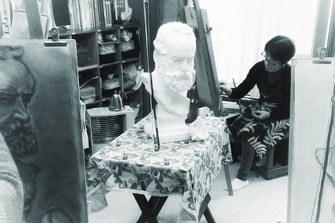 木炭デッサンに取り組むクラス風景