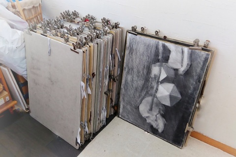 教室で保管中の木炭デッサン