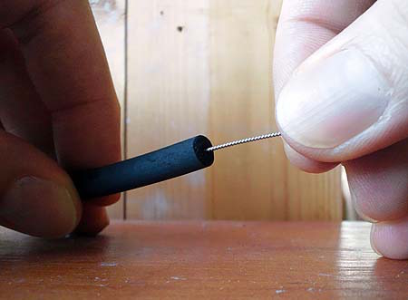 木炭に木炭の芯抜きを差し入れる