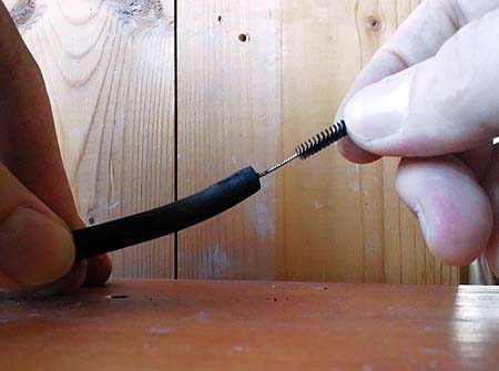 ワイヤーで木炭の芯を掻き出す