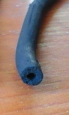 芯を取り除いた木炭の断面