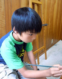 油絵に取組む小学生の受講者