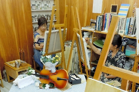 高い集中力で絵に向かい合うクラス風景