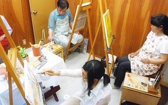 少人数制クラスの油絵実習風景