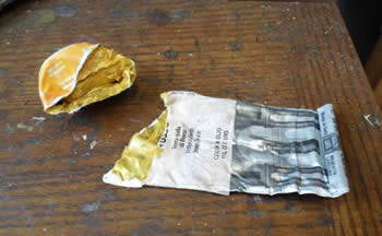 千切った絵の具チューブ