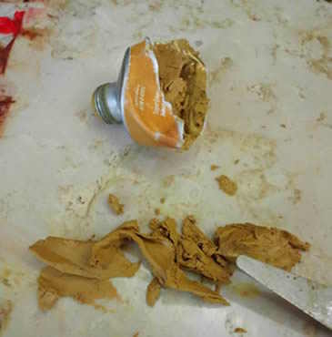 硬くなった絵の具をパレットに出す