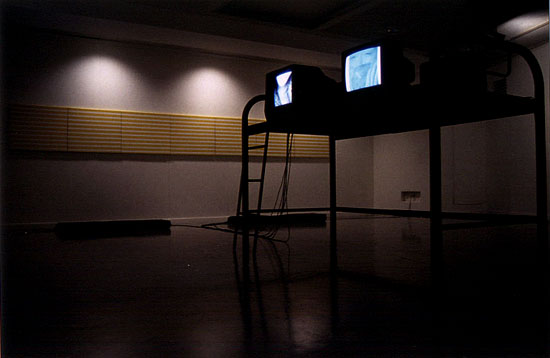 カズヒコ カケガワ作／6 Televisions and 11 Paintings ビデオインスタレーション作品